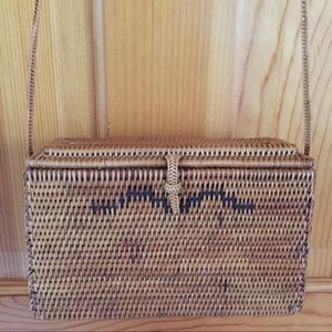 Elegant woven straw purse
